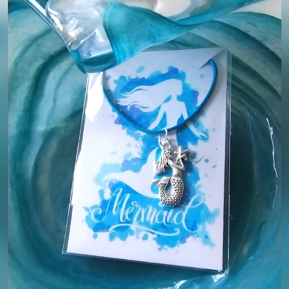 New in Package Mermaid Necklace - Picture 5 of 7